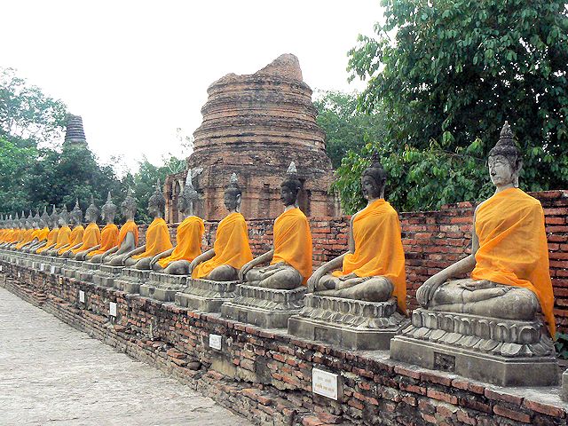 ワット・ヤイチャイモンコンの仏塔を取り巻く仏像