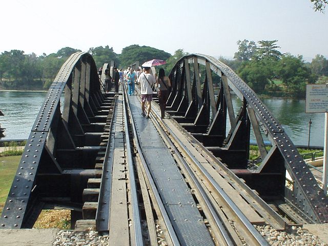 線路上を歩くことができるクウェー川鉄橋橋